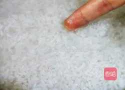 Illustration of how to make mushroom and chicken claypot rice 9