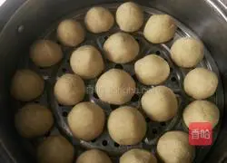 Illustration of how to make golden steamed bun 10