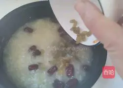 Illustration of how to make red dates, white fungus and millet porridge 6