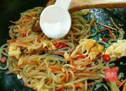 Illustration of how to make fried rice noodles with eggs 10