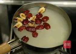 Illustration of how to nourish the spleen and moisten the lungs porridge 4