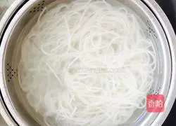 Illustration of how to make cold rice noodles 5