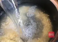 Illustration of how to make mushroom and millet porridge 2