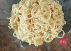 Illustration of how to make instant noodle burger 7