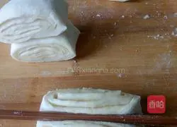 Illustration of how to make steamed salt and pepper rolls 6