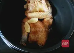 Illustration of how to bake chicken in waterless rice cooker 3
