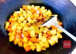 Illustration of how to make braised rice with carrots, potatoes and sausages 5