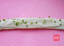Illustration of how to make scallion rolls 13