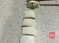 Illustration of how to make green onion rolls 4