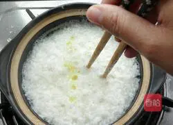 Illustration of how to make claypot rice with pork ribs in black bean sauce 11