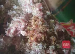 Illustration of how to make pot stickers stuffed with lotus root and meat 11