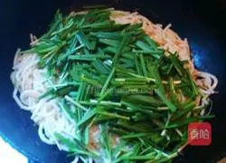 Illustration of how to make fried rice noodles with chives 3
