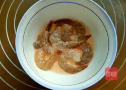 Illustration of how to make three-color quinoa rice balls with mushrooms and shrimps 2