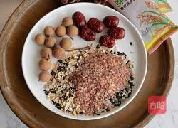 Illustration of how to make red dates and longan Laba porridge 1