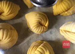 Illustration of how to make carrot and conch rolls 21