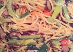 Illustration of braised noodles with mushrooms and beans 13