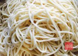 Illustration of home-style braised noodles 8