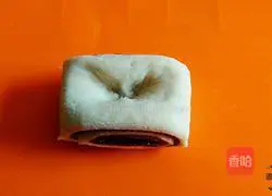 Illustration of how to make two-color flower rolls 13