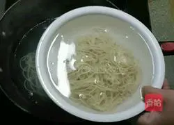 Illustration of how to make saliva cold noodles 7