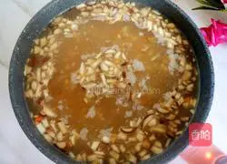 Illustration of how to make mushroom, carrot and chicken porridge 13