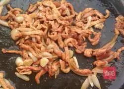 Illustration of how to make shredded pork pancakes 7