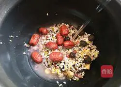 Illustration of how to make red dates, longan and eight-treasure porridge 5