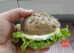 Illustration of how to make rye and black rice hamburgers 20