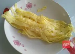  Illustration of how to make shepherd's purse spring rolls 3