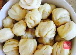 Illustration of how to make fried flower rolls 1