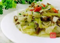 Illustration of how to make fried rice noodles with lettuce and beef 9