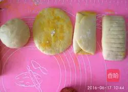 Illustration of how to make conch milk-flavored flower rolls 3