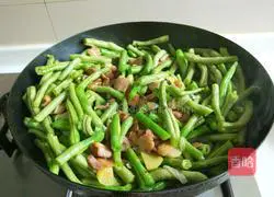 Illustration of how to make braised beans and noodles in iron pot 8