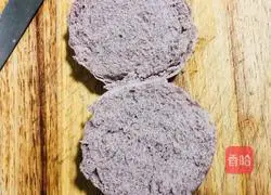 Illustration of how to make a big burger with black steamed buns 3