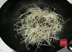 Illustration of how to make cold noodles with mung bean sprouts 1
