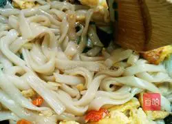 Illustration of how to make fried rice noodles with eggs 8