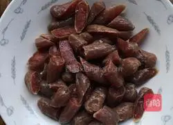 Illustration of how to make braised rice with meat, dates, sausage and mushrooms 3