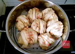 Illustration of how to make sausage rolls 17