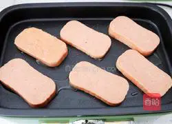 Illustration of how to make luncheon meat rice balls 4