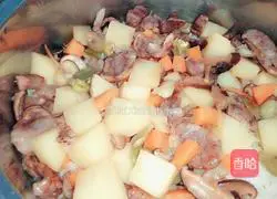 Illustration of how to make potato and sausage braised rice 10