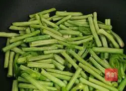 Illustration of how to make braised noodles with olives and beans 3