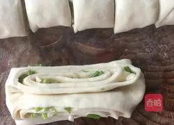 Illustration of how to make scallion rolls 11