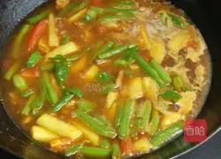 Illustration of how to make braised noodles with potatoes and beans 6