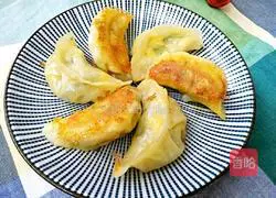  Illustration of how to make fried pot sticker dumplings 1