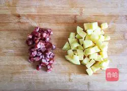 Illustration of how to make potato and sausage braised rice 2