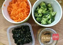 Illustration of how to make sesame, seaweed and vegetable rice balls 4