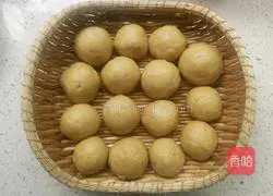 Illustration of how to make golden steamed buns 12
