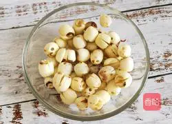 Illustration of how to make purple sweet potato, black rice and lotus seed porridge 1