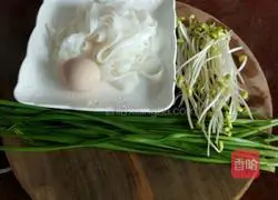 Illustration of how to make stir-fried rice noodles with eggs and silver sprouts 1