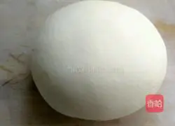 Illustration of how to make spring roll skins 4