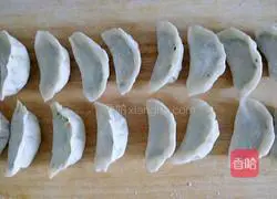Illustration of how to make vegetarian three-fresh pot stickers 9